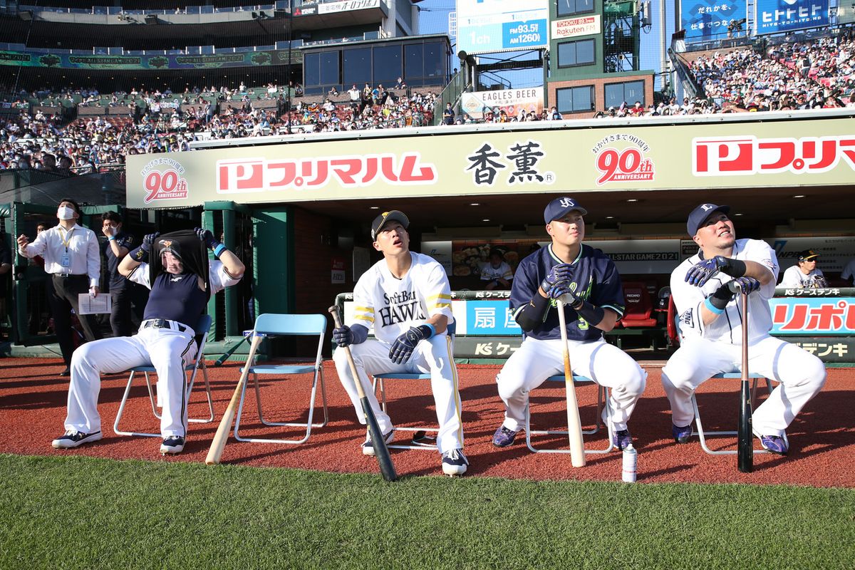 2021年9月17日 オールスターゲーム第2戦=楽天生命パーク宮城 オールスターゲーム第2戦、ホームランダービー YOUは誰!! 打球の行方を追わずひとりマイペースな巨人・岡本和真 ? (実は岡本の似顔絵Tシャツを着た、オリックス・吉田正尚でした)