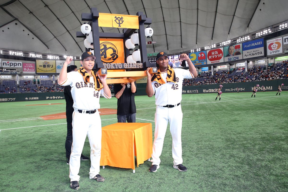 2021年8月24日 巨人vs広島15回戦=東京ドーム 広島に勝利し、ヒーローインタビュー後「わっしょい神輿」を担ぐ、巨人・大城卓三、C.C.メルセデス