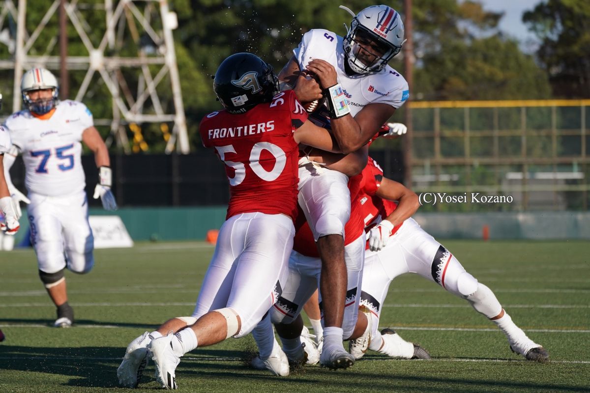 【富士通 vs 東京ガス】第4Q、東京ガスQBエバンスの2ポイントコンバージョンを止める富士通LB海崎＝撮影：小座野容斉