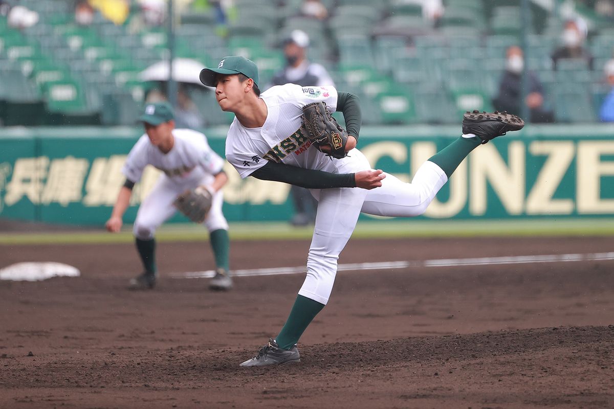 2021年3月25日 第93回選抜高等学校野球大会 中京大中京vs専大松戸=阪神甲子園球場　深沢鳳介（千葉・専大松戸）。今年はセンバツに続いて夏の甲子園にも出場を果たした最速144キロの右サイドスロー。センバツでは中京大中京に2-0で敗れたが（写真）夏はセンバツ準優勝校の明豊を相手に11奪三振の完封勝利を収めた。