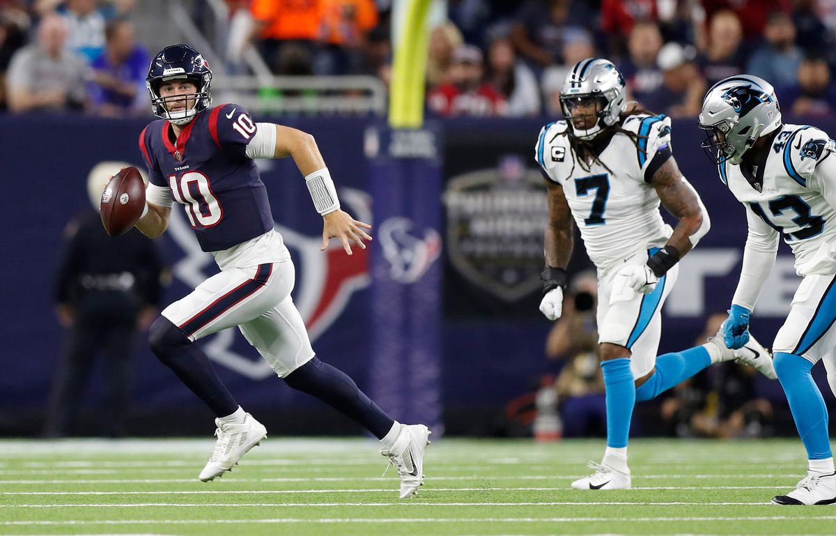 【パンサーズ vs テキサンズ】テキサンズの新人QBミルズを追いかけるパンサーズディフェンス陣=photo by Getty Images