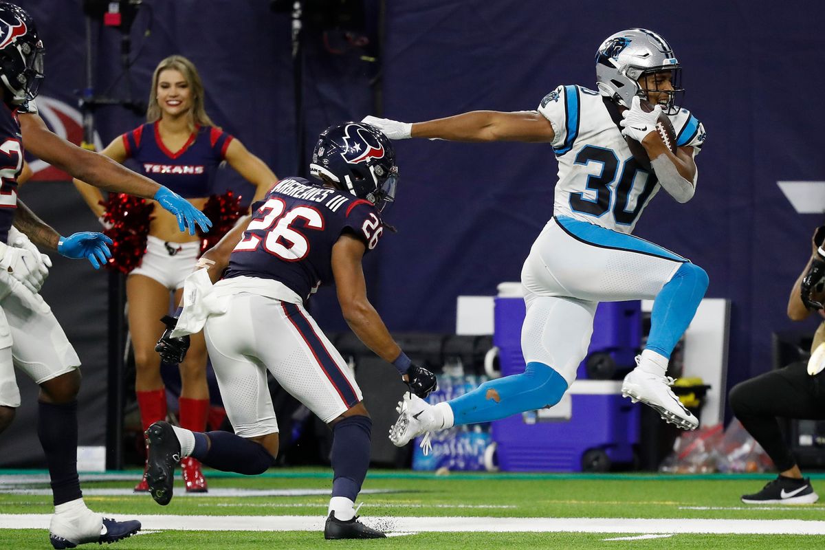 【パンサーズ vs テキサンズ】第4Q、ファーストダウンを奪うRBハバード=photo by Getty Images