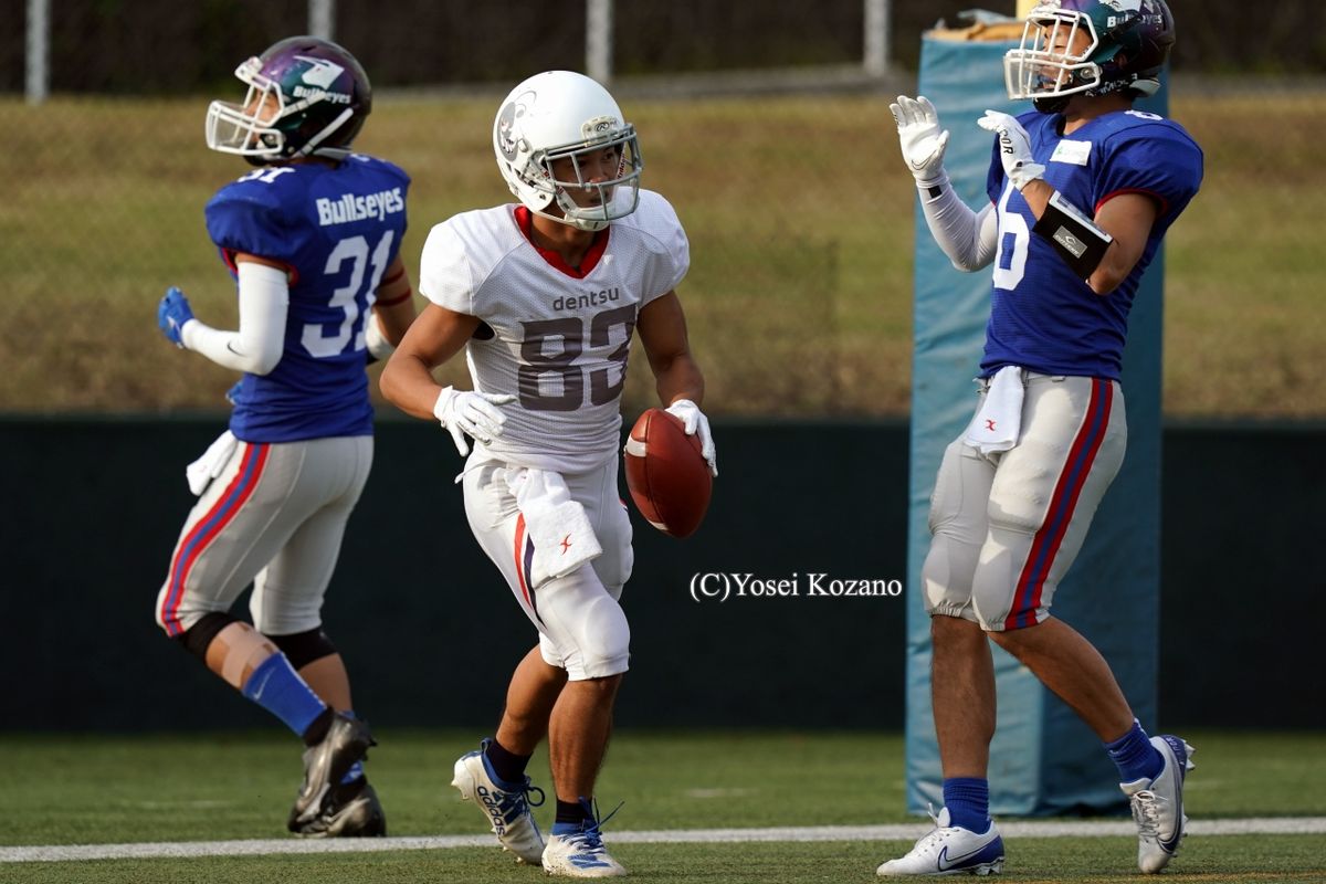 【電通 vs ブルザイズ】第1Q、電通QB柴崎からパスをキャッチしたWR小貫が先制のTD=撮影:小座野容斉