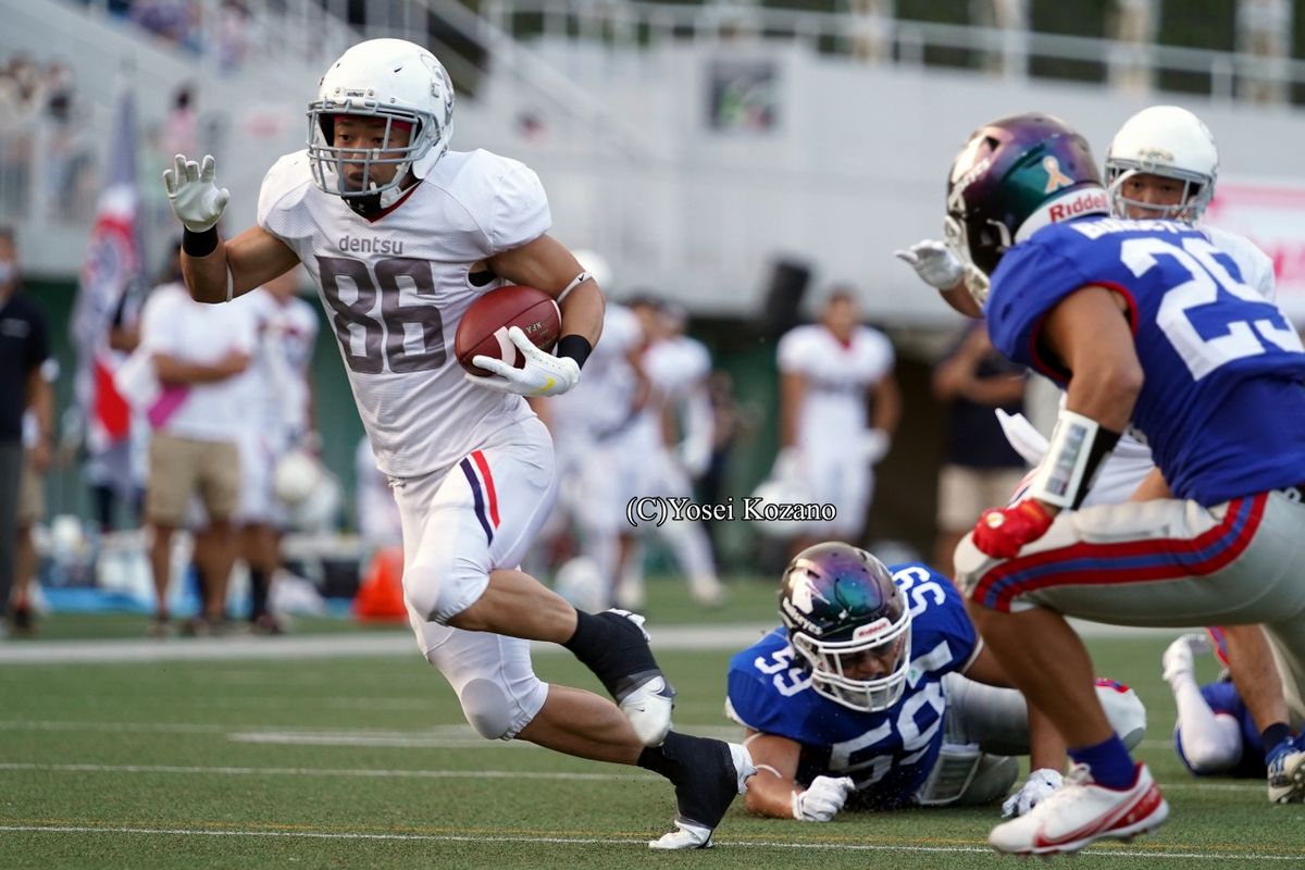【電通 vs ブルザイズ】第2Q4分、電通QB柴崎からWR北村にパスが通ってTD=撮影:小座野容斉