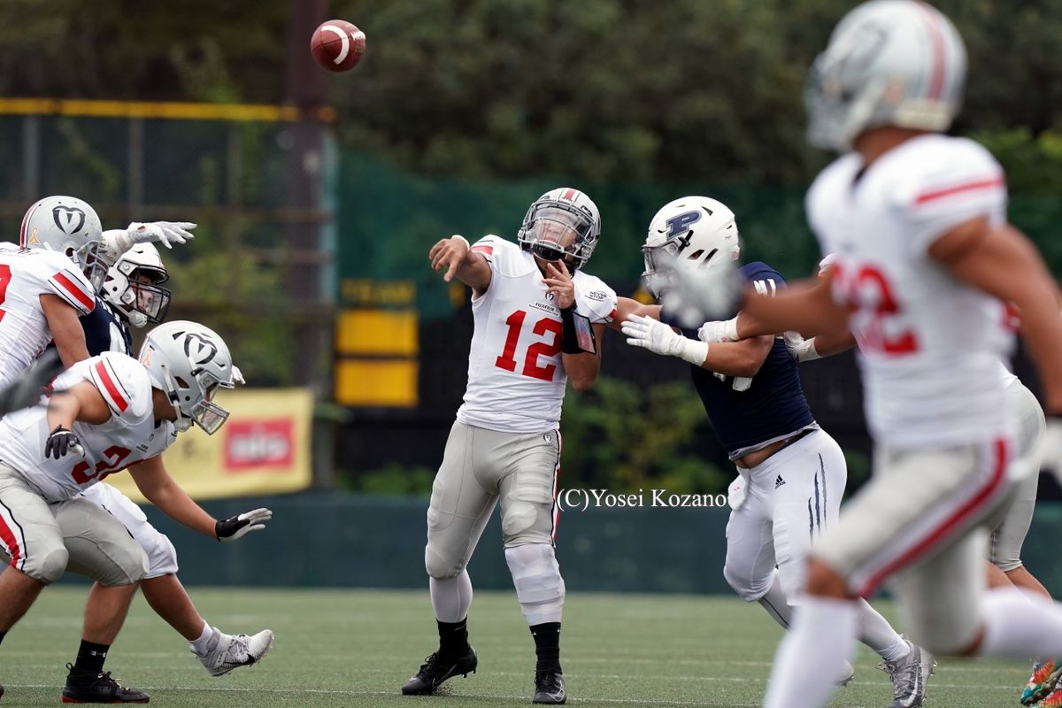 【パイレーツ vs 富士フィルム】第2Q10分、富士フイルム QB鈴木からWR桑原（右手前）に22ヤードパスTDが決まる＝撮影：小座野容斉