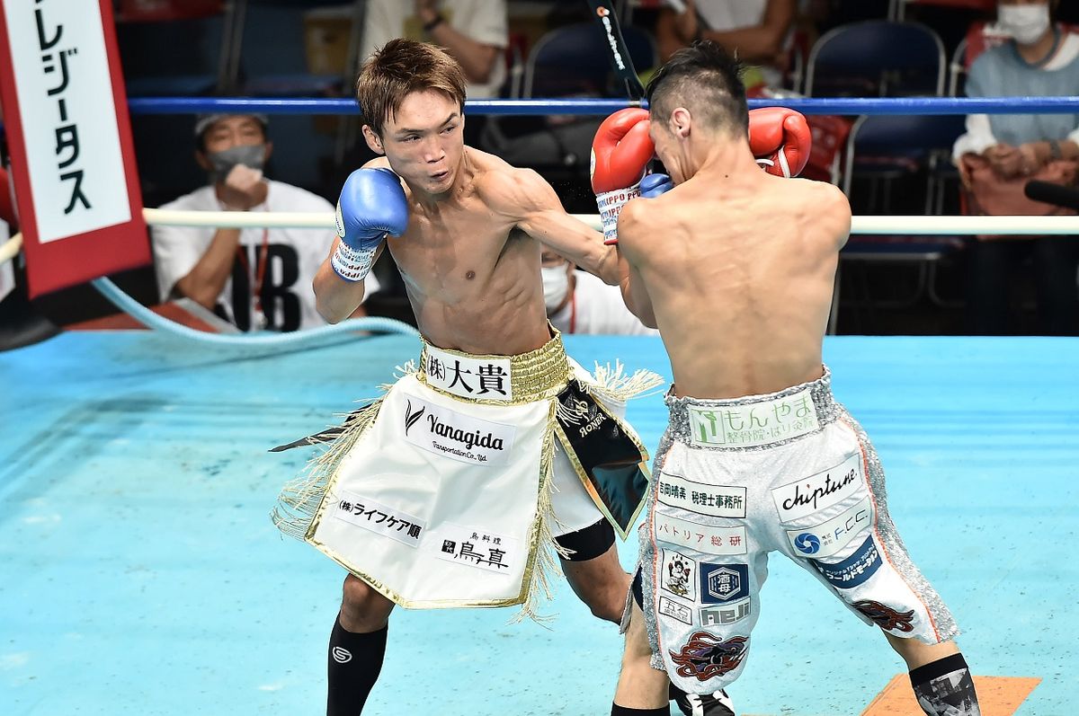 日本王座への挑戦権をかけた一戦、久我（左）が田村に判定勝ち