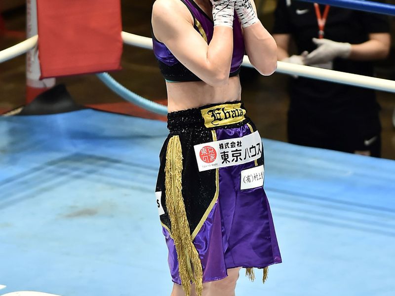 試合後に行われた引退式で、江畑は感極まって涙
