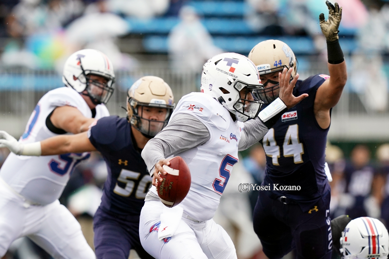 アメフト】ディフェンスが“猛攻撃” オービックがQBエバンスを封じ込ん