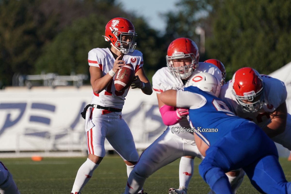 【中大 vs 日大】第3Q10分、日大QB加藤がファンブルロスト、スナップされたボールから目を切るのが一瞬早かった=撮影:小座野容斉