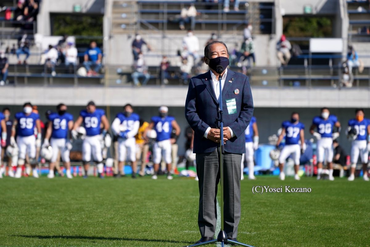 【ノジマ相模原 vs 東京ガス】試合開始前にあいさつをする本村賢太郎市長＝撮影：小座野容斉