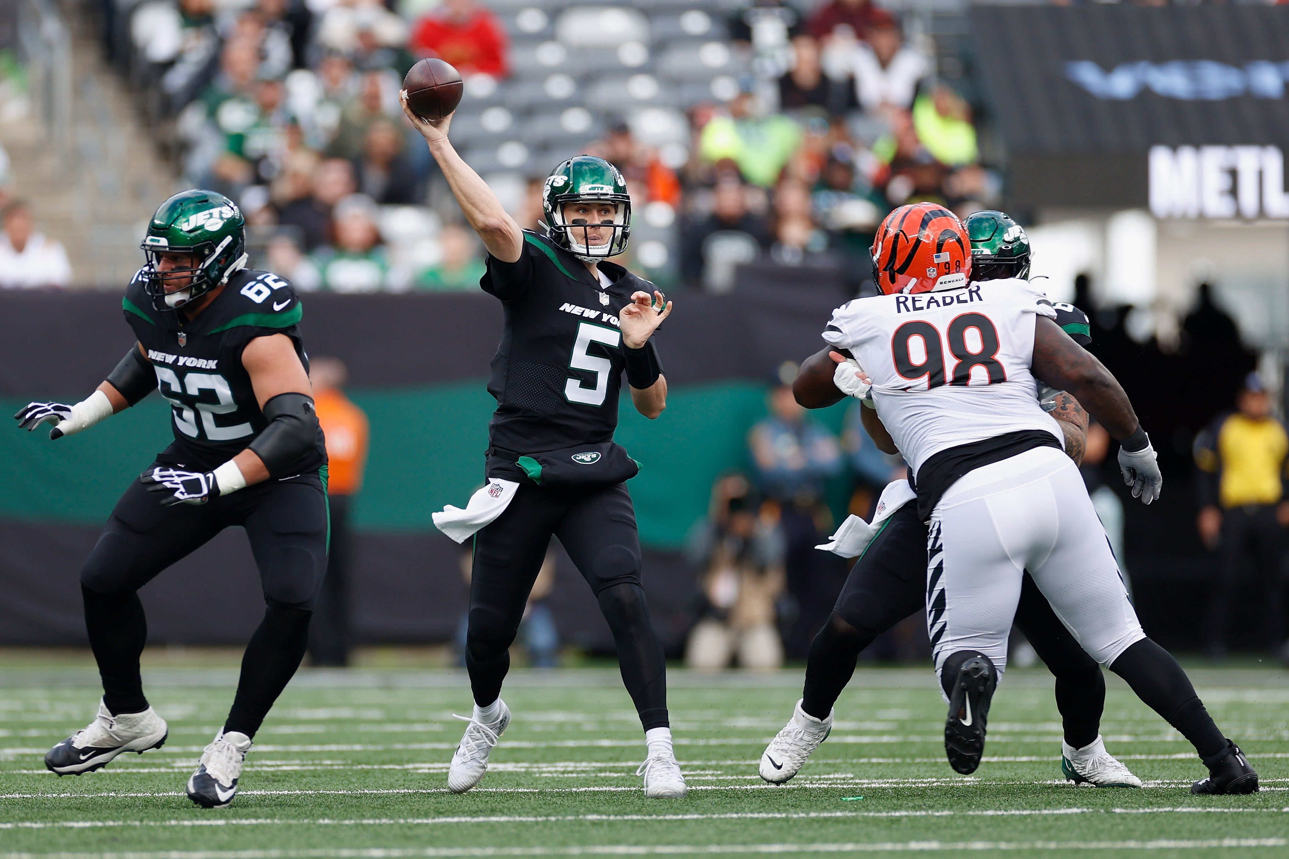 NFL】名手ブレイディ、2ミニッツで痛恨のミス 無名の控えQBも活躍 NFL