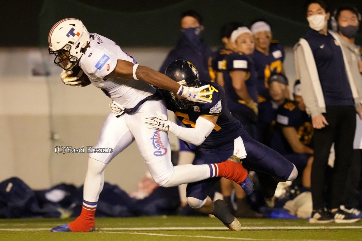 【東京ガス vs エレコム神戸】第1Q、QBエバンスからのパスを捕ったWRアグードが右サイドライン沿いを走りあがり、73ヤードのTDパスに=撮影:小座野容斉