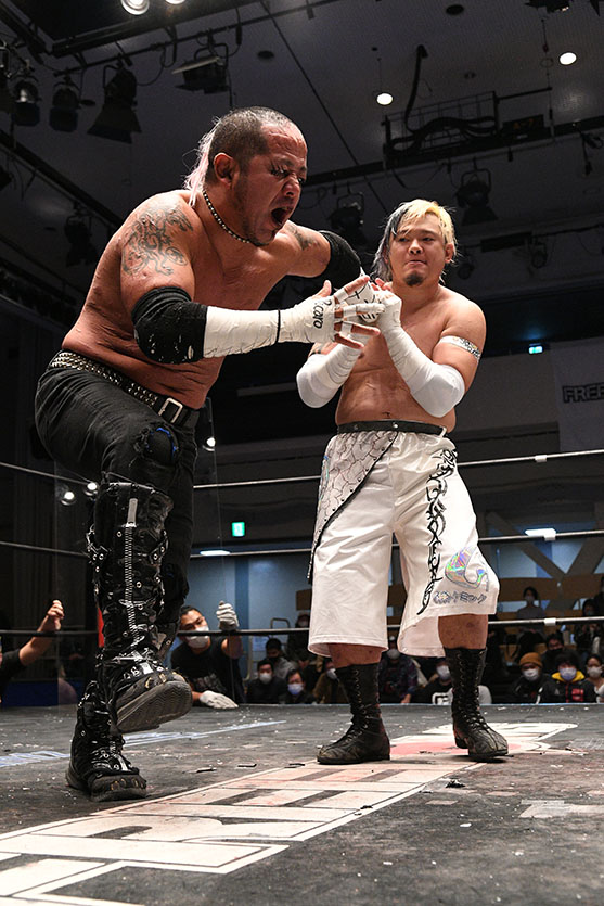 葛西純が正岡大介との死闘を制し、聖夜のメイン進出へ【週刊プロレス