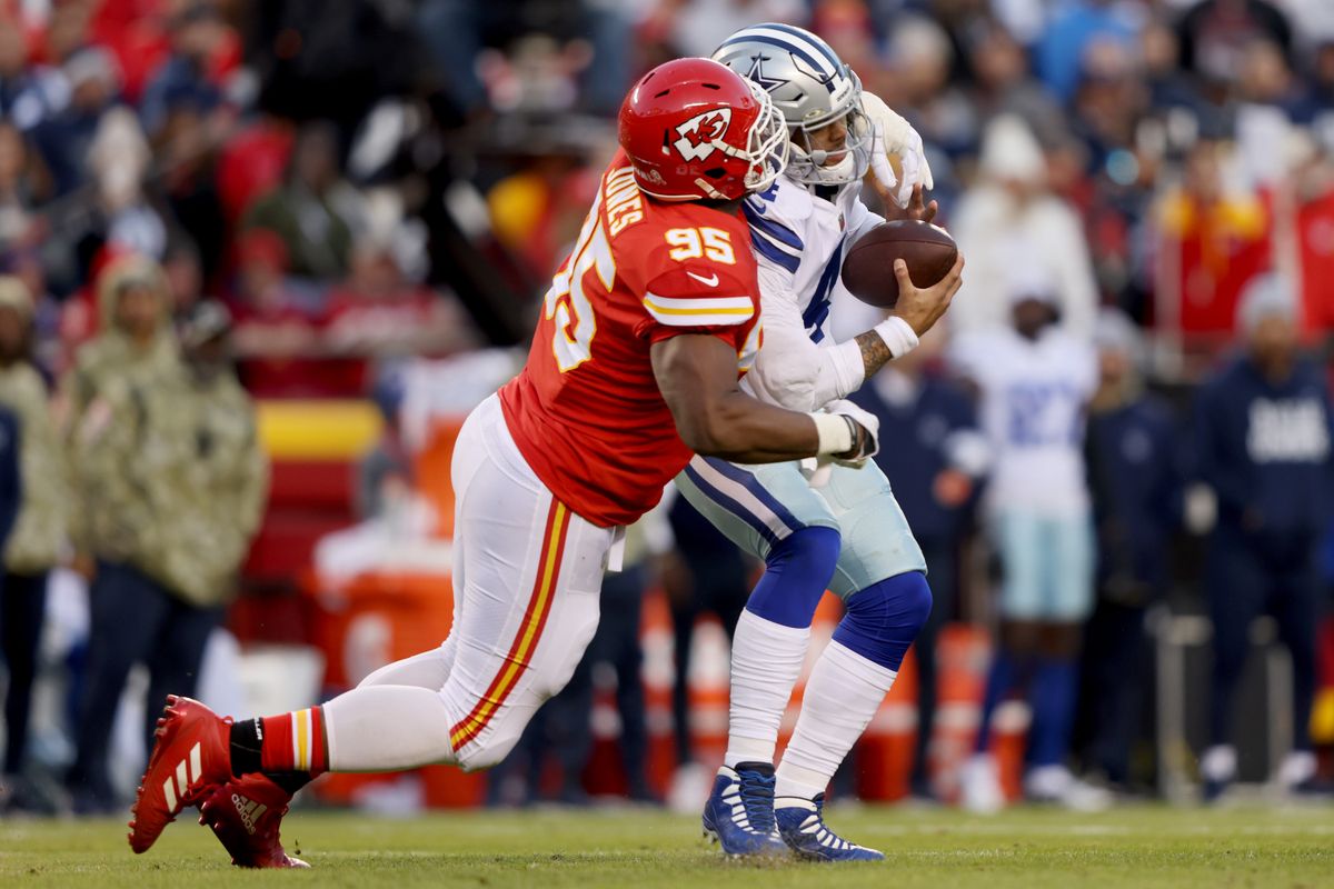 ◇チーフス 19 vs カウボーイズ 9◆QBプレスコットをサックするチーフスDTジョーンズ=photo by Getty Images