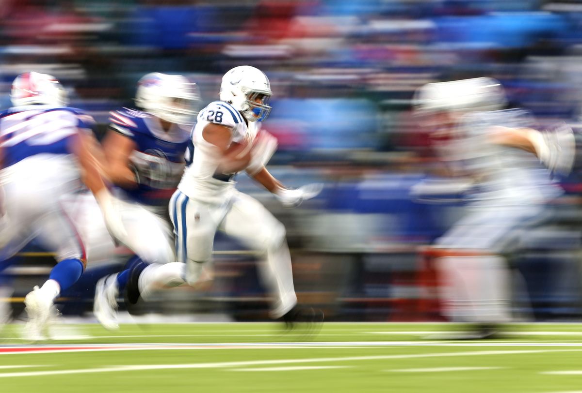 ◇コルツ 41 vs ビルズ 15◆だれも止められないコルツRBテイラー。ビルズは完敗した=photo by Getty Images