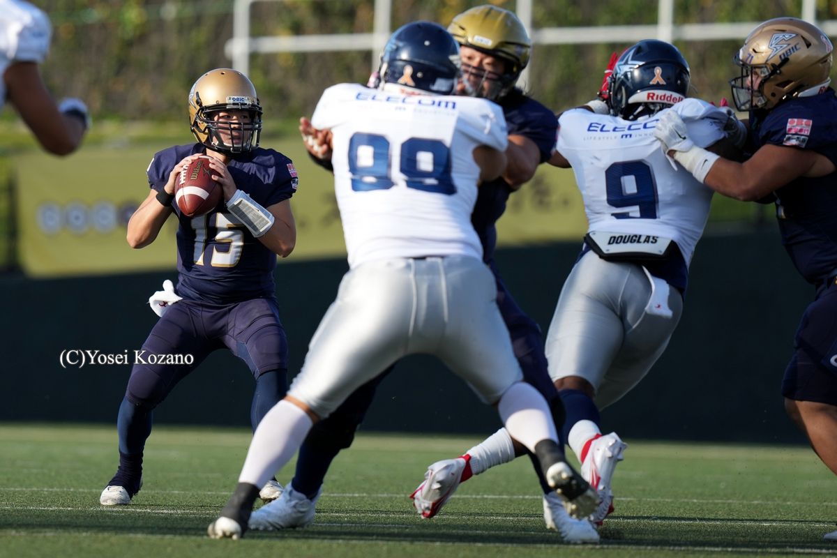 【オービック vs エレコム神戸】パスを狙うオービックQB小林。エレコム神戸のパスラッシュがほとんど届かなかった=撮影:小座野容斉