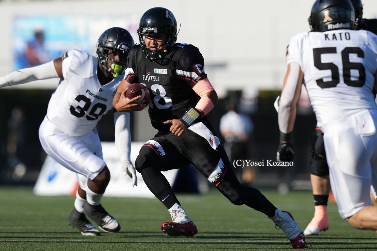 【パナソニック vs 富士通】第1Q 、ターゲットが見つからずスクランブルする富士通QB高木=撮影:小座野容斉