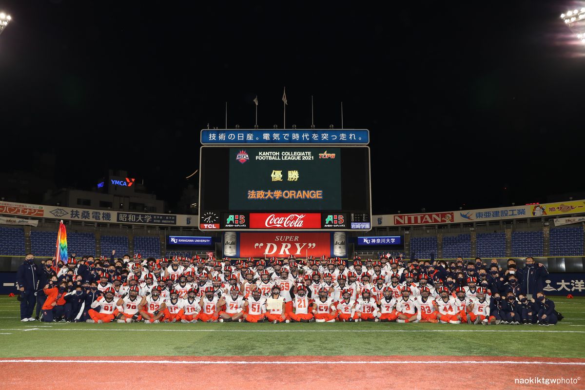 【法大24－10早大】9年ぶりの関東制覇、記念撮影をする法大の選手たち＝撮影：北川直樹