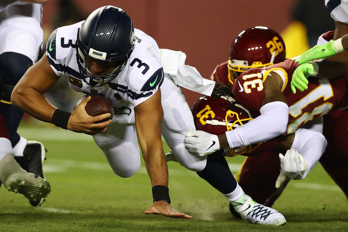 ◇ワシントン vs シーホークス◆サックされるシーホークスQBウィルソン＝photo by Getty Images