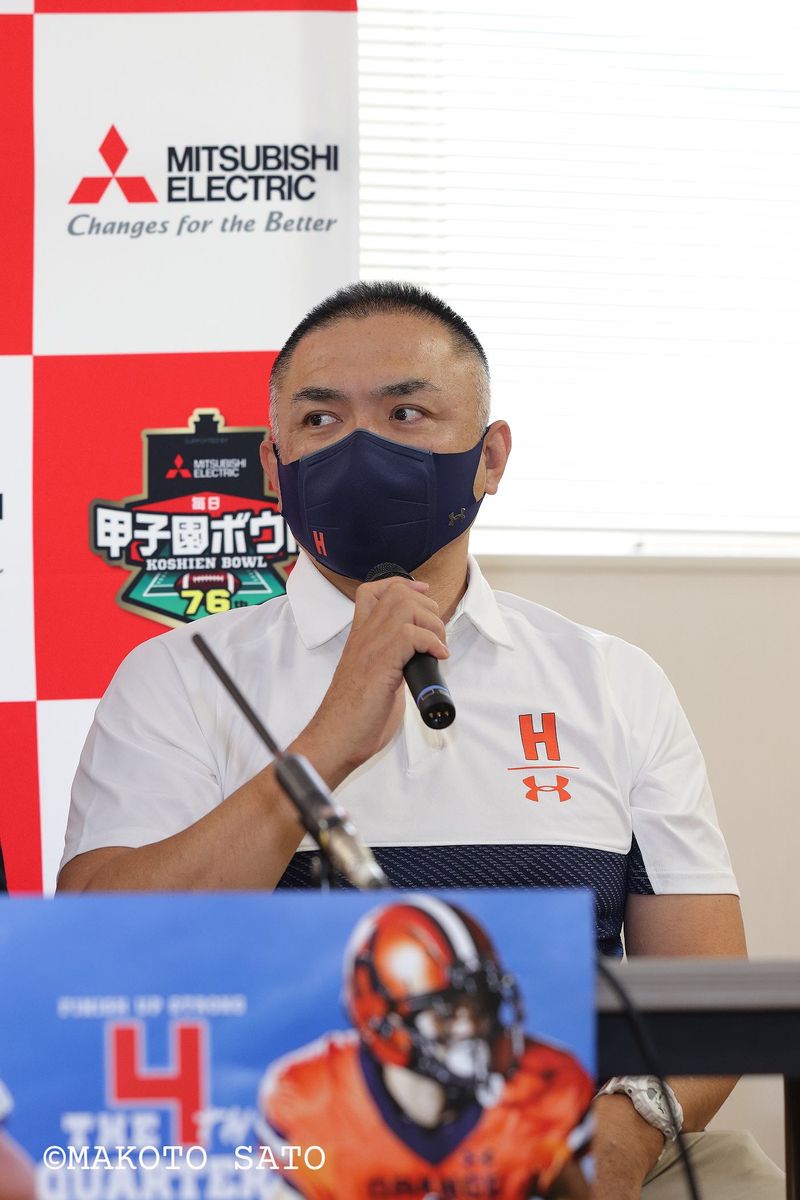 記者会見する法大の有澤HC=撮影:佐藤誠