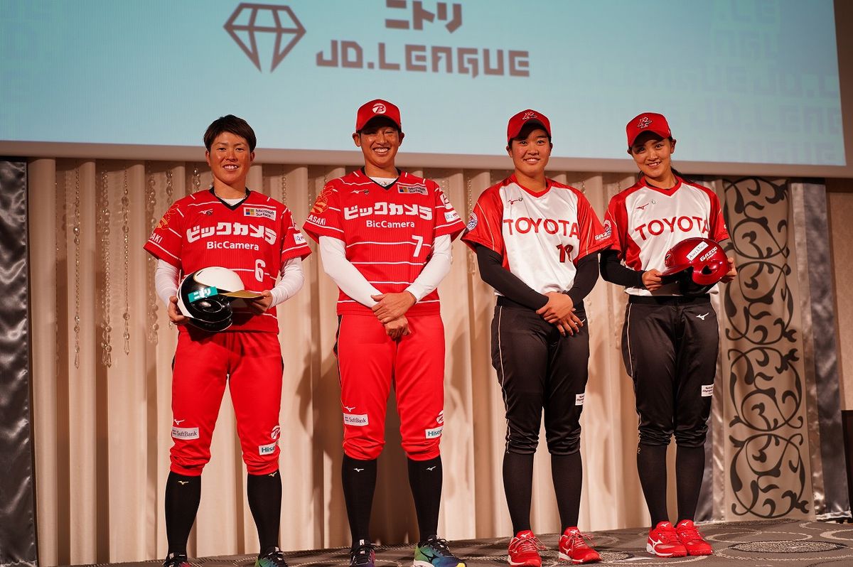 左から藤田倭選手、上野由岐子選手、後藤希友選手、切石結女選手(写真/ソフトボール・マガジン編集部)