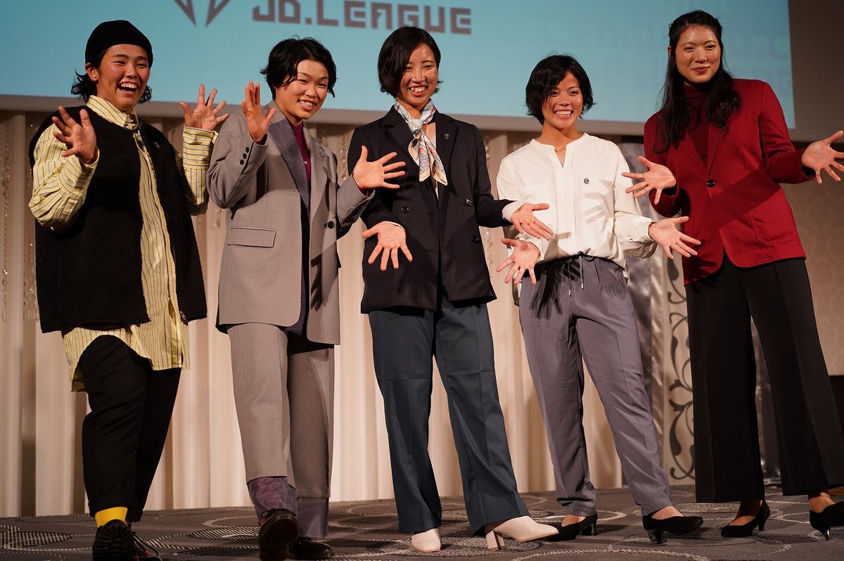 左から安川裕美選手、松尾ほの華選手、須藤麻里子選手、乙津向茄秋選手、千葉咲実選手(写真/ソフトボール・マガジン編集部)