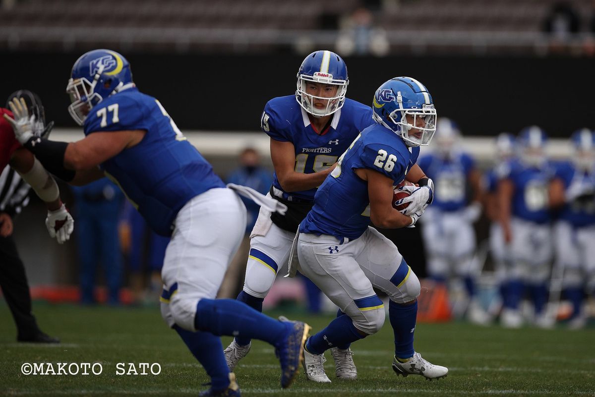 RB、ワイルドキャットのQBとして地上戦を支配し,松葉杯(MVP)に選出された関西学院大学RB前田公昭（#26)＝撮影：佐藤誠