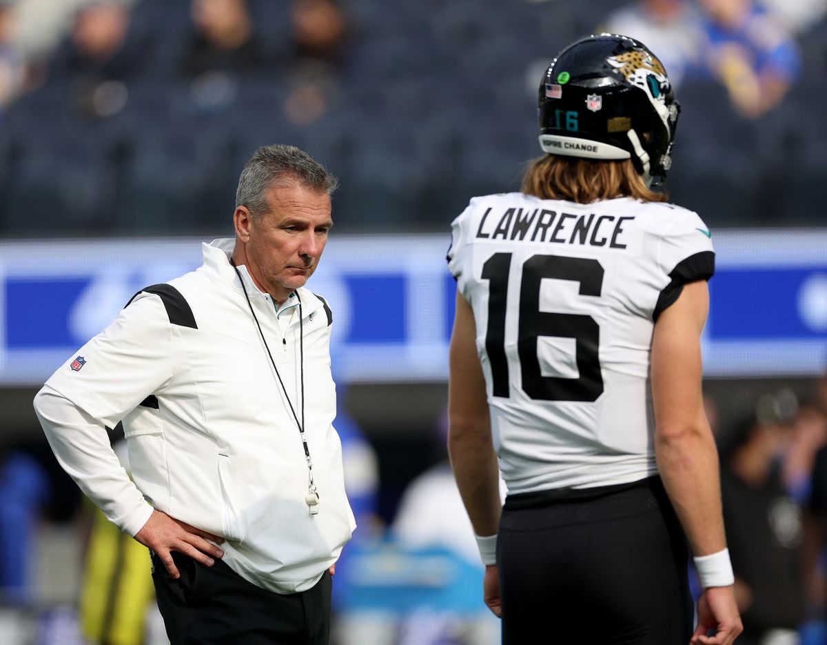 苦しいルーキーシーズンを送るジャガースのQBローレンスと、解任されたHCのマイヤー=photo by Getty Images