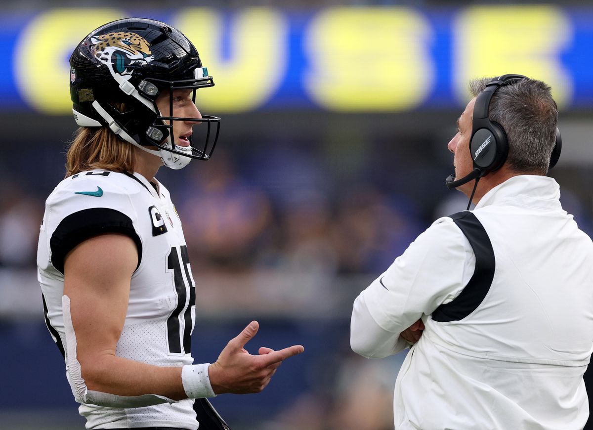 苦しいルーキーシーズンを送るジャガースのQBローレンスと、解任されたHCのマイヤー=photo by Getty Images