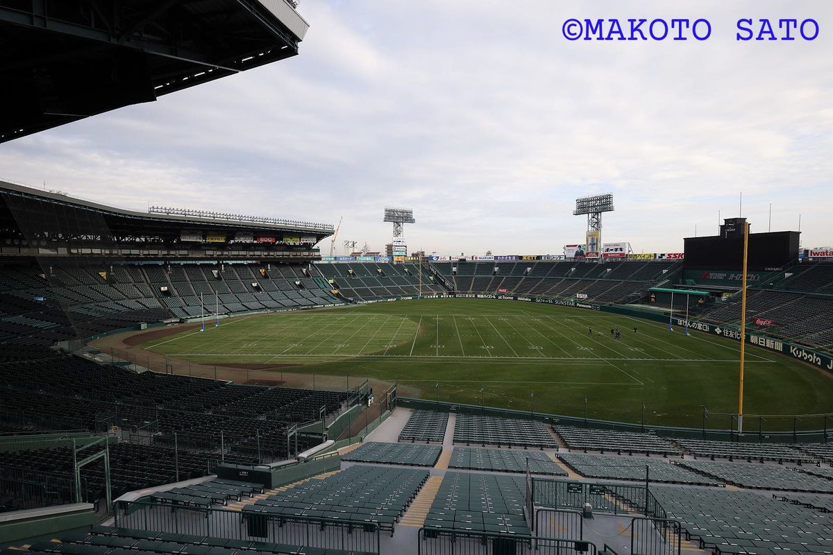 2年ぶりに内野にも天然芝が敷設され試合を待つ阪神甲子園球場=2021年12月18日 撮影:佐藤誠