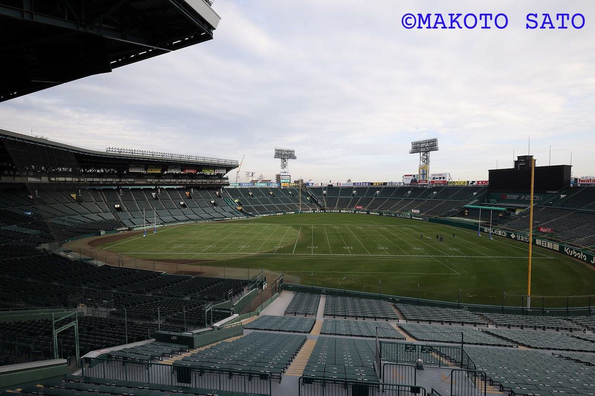 ２年ぶりに内野にも天然芝が敷設され試合を待つ阪神甲子園球場=2021年12月18日　撮影：佐藤誠