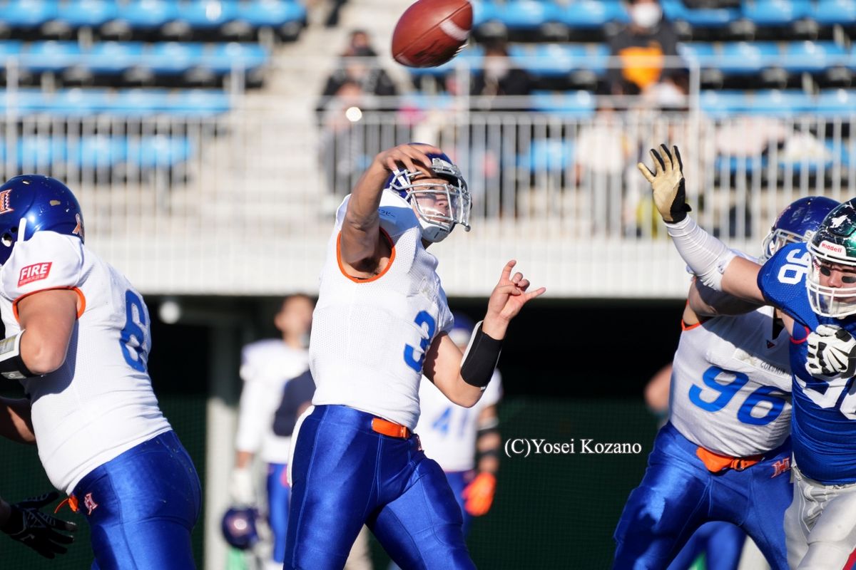 【ブルザイズ vs ホークアイ】第2Q、ホークアイQB奥野がWR頓花へTDパスを決める =撮影:小座野容斉