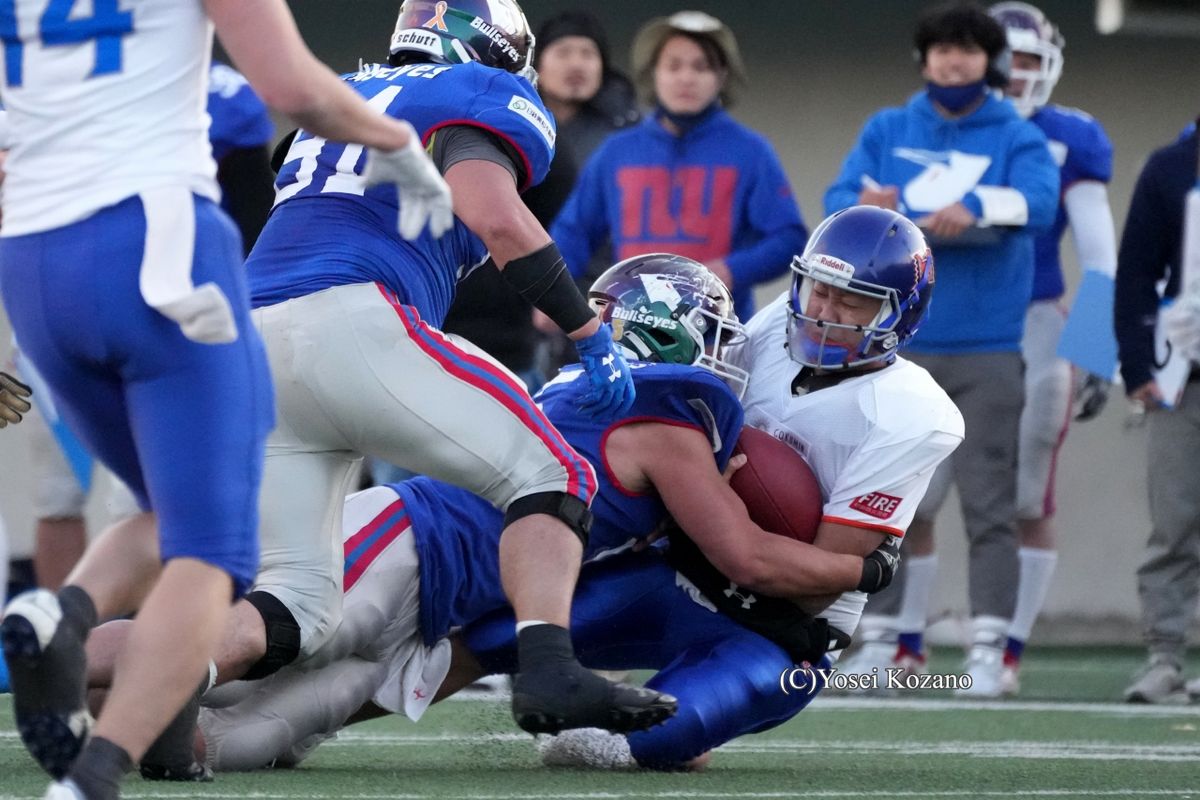 【ブルザイズ vs ホークアイ】第4Q、4thダウンギャンブルで、ホークアイQB尾関をブルザイズDL除川 がタックル。ホークアイ最後の望みを絶ち切った=撮影:小座野容斉