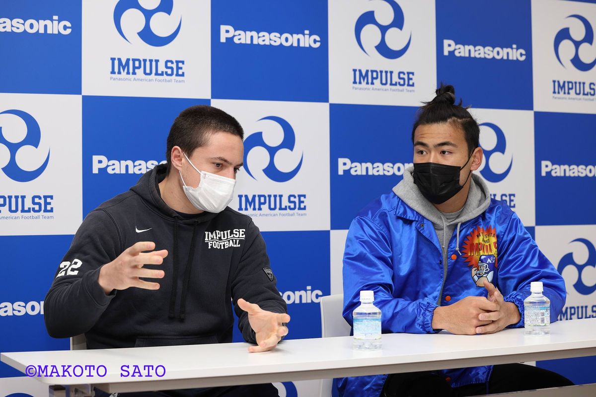 取材に応じるQBアンソニー・ローレンスとWRブレナン翼=撮影:佐藤誠