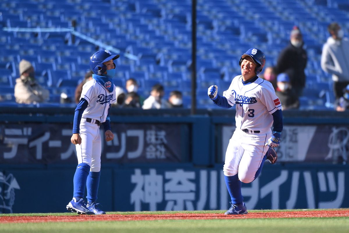 １回表、本塁打の見崎(NIKON D6　AF-S 200-400 f/4G ED VRⅡ　1/3200 f4 ISO800)