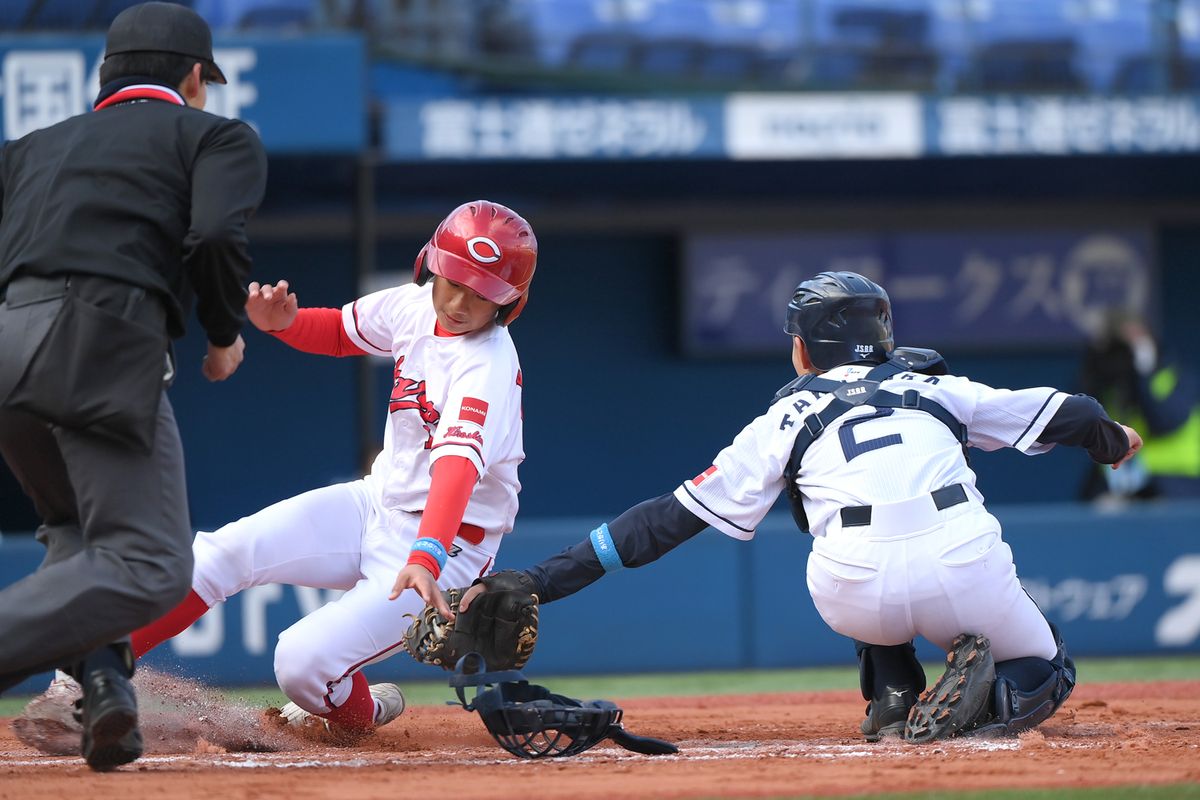 6回表、ホームインする吉田(NIKON D6 AF-S 200-400 f/4G ED VRⅡ 1/1600 f4 ISO800)