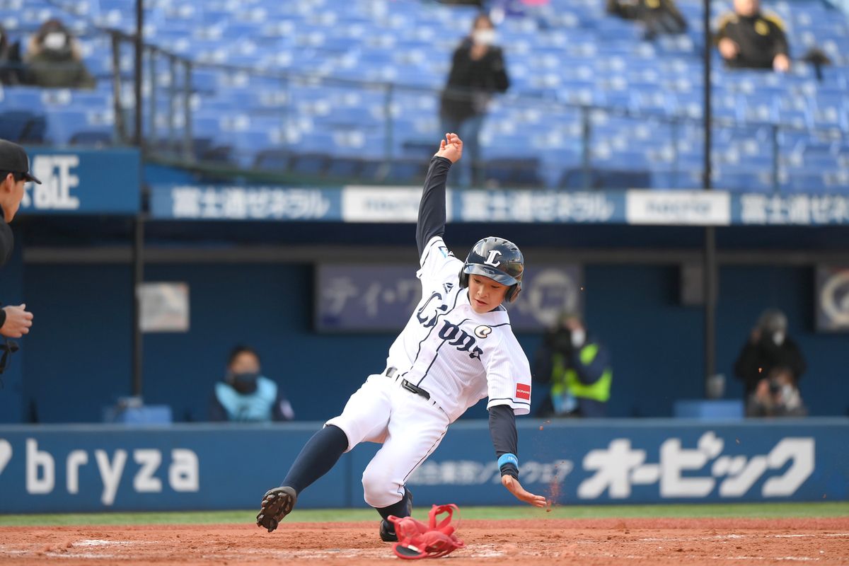 延長8回裏、新井が同点のホームイン(NIKON D6 AF-S 200-400 f/4G ED VRⅡ 1/1000 f4 ISO800)