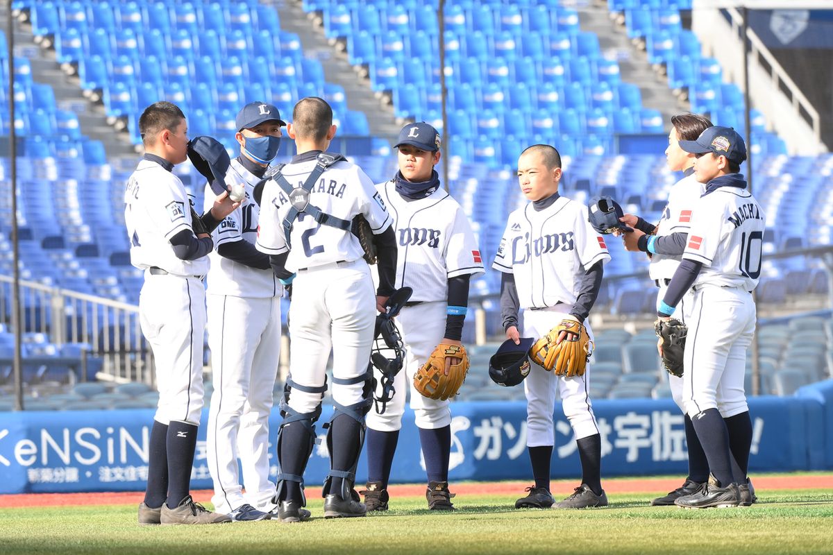 6回表、ピンチでマウンドに集まる西武Jr.(NIKON D6 AF-S 200-400 f/4G ED VRⅡ 1/500 f8 ISO800)