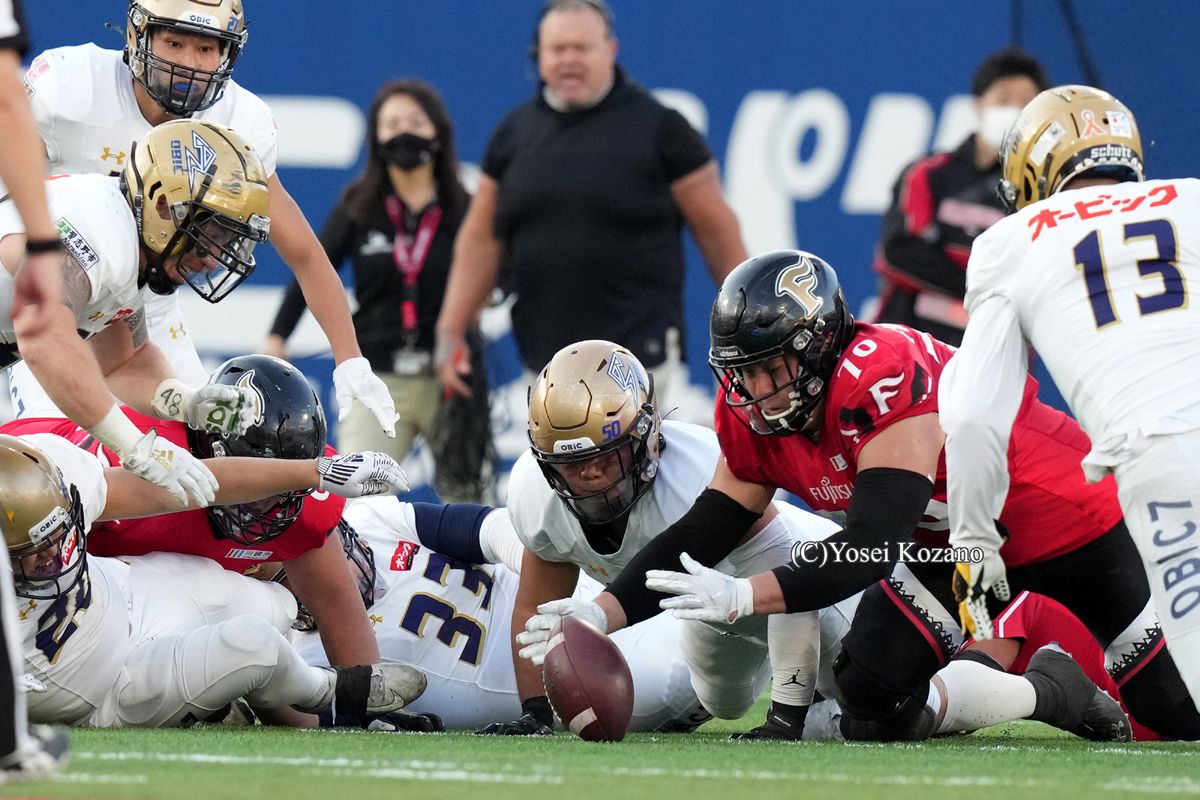 【富士通 vs オービック】第3Q、富士通QB高木がファンブルしたボールを、両チームが争うが、富士通OL臼井が抑える=撮影:小座野容斉