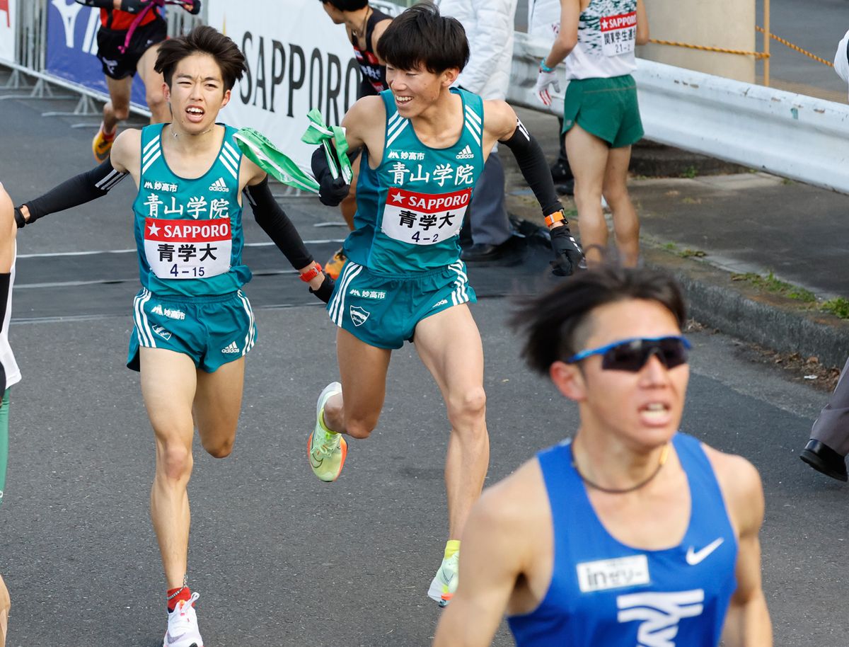 1区の志貴勇斗からタスキを受け取る2区の近藤幸太郎(写真◎田中慎一郎)