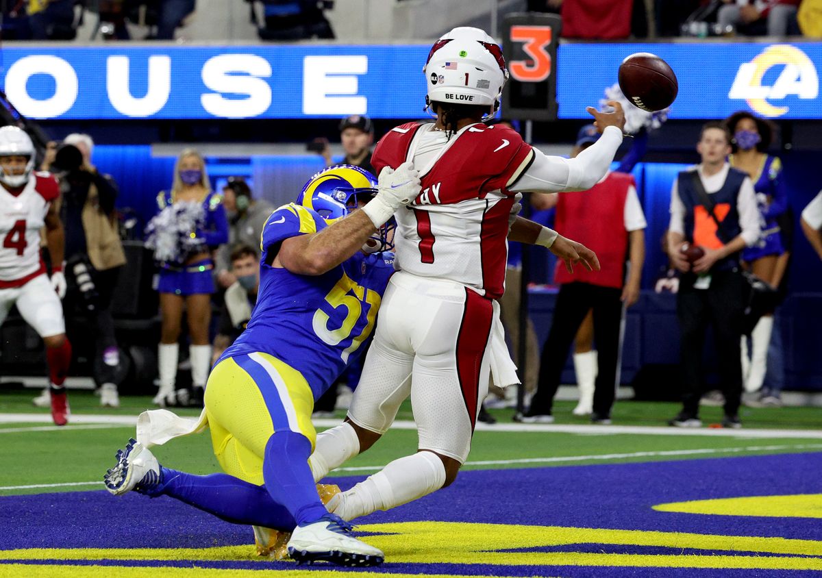 【ラムズ vs カーディナルス】プレッシャーを受けてボールを投げだすカーディナルスQBマレイ。このパスがピック6となった=photo by Getty Images