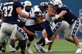 【オール三菱 vs アサヒビール】インサイドを突いて走るオール三菱のRB小形。ロングゲインはなかったが、ボールを持つと確実に前進した