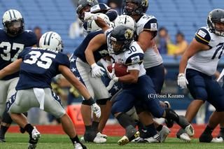 【オール三菱 vs アサヒビール】密集を抜けて走るオール三菱のRB北条。早大出身の2年目で、小柄ながら力強い走りが持ち味だ