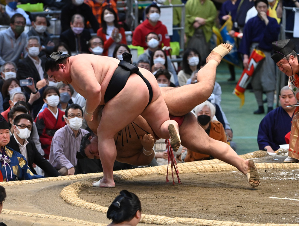 相撲編集部が選ぶ春場所14日目の一番】正代、1敗の髙安を降しカド番