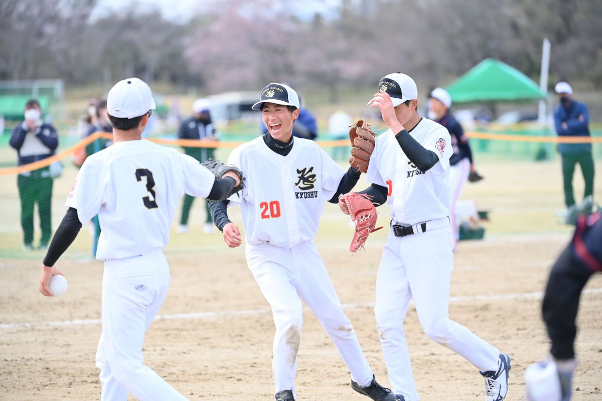 千葉敬愛との接戦を制し、準決勝進出を決めた九州産業大付九州(写真/井田新輔)