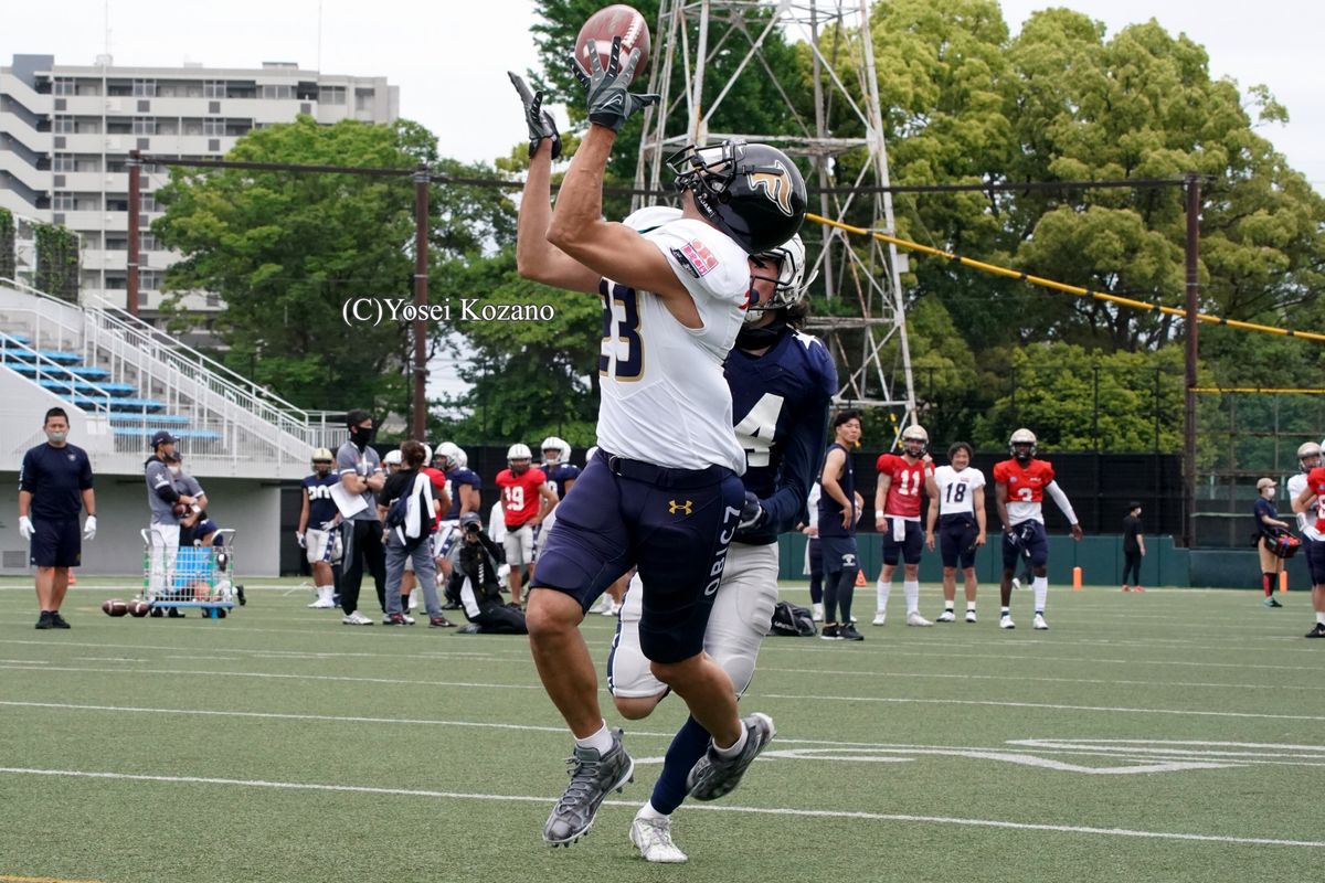 リードボールのパスをキャッチする中村クラーク＝撮影：小座野容斉