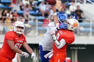 【IBM vs LIXIL】IBMのDEブルックスの強烈なプレッシャーを受けながらパスを投げるLIXILのQB加藤