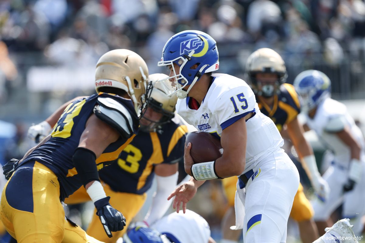 【関学大 vs 明大】関学大はQB鎌田が先発した=撮影:北川直樹