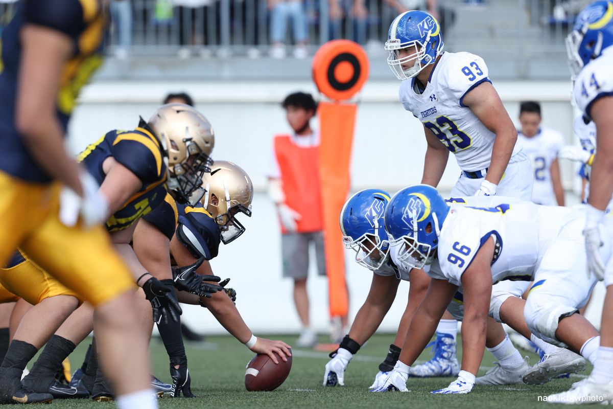 【関学大 vs 明大】関学大ディフェンスは、明大のサードダウンコンバージョンをなかなか止められなかった=撮影:北川直樹
