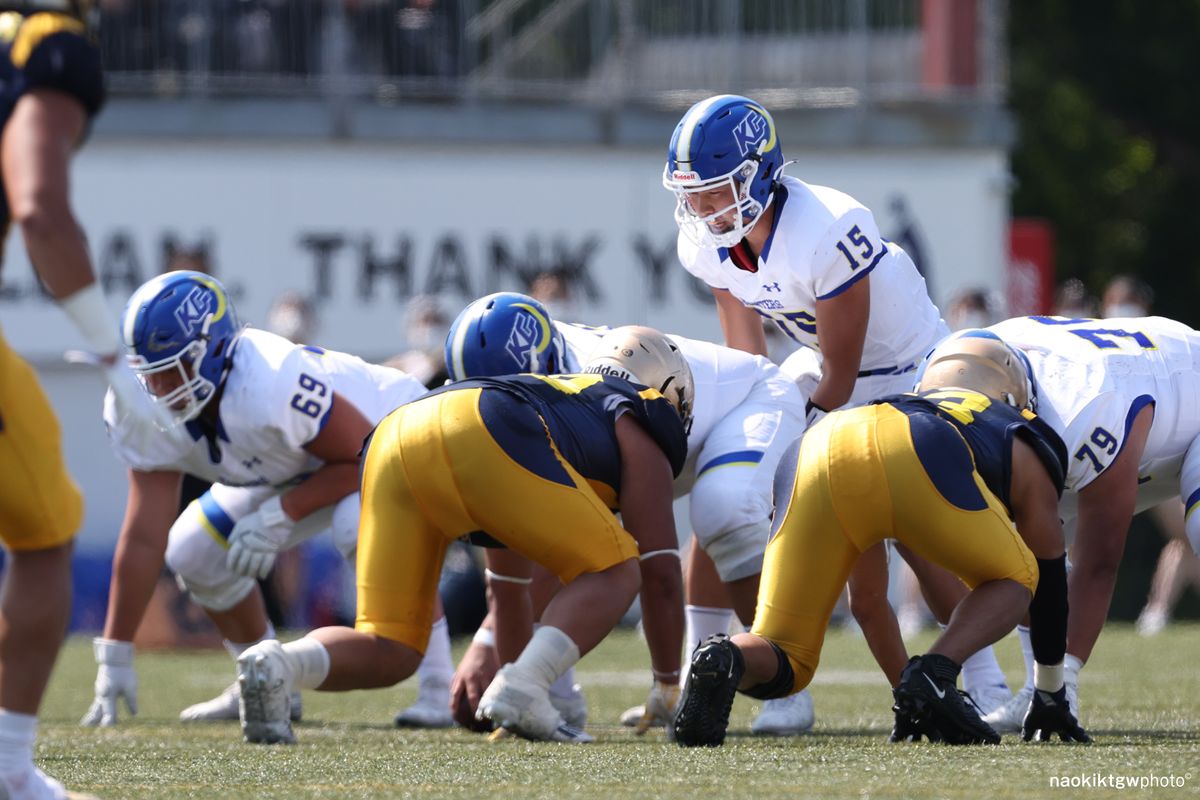 【関学大 vs 明大】関学大はQB鎌田が先発した=撮影:北川直樹